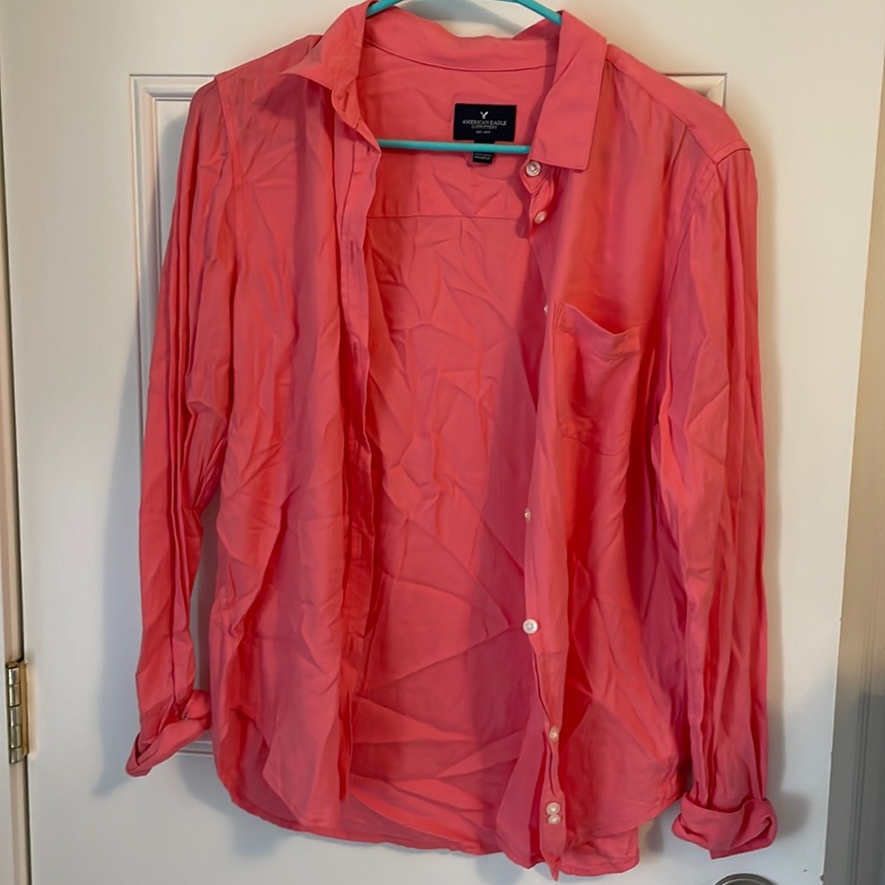 American Eagle pink button down. Size M. Great condition.